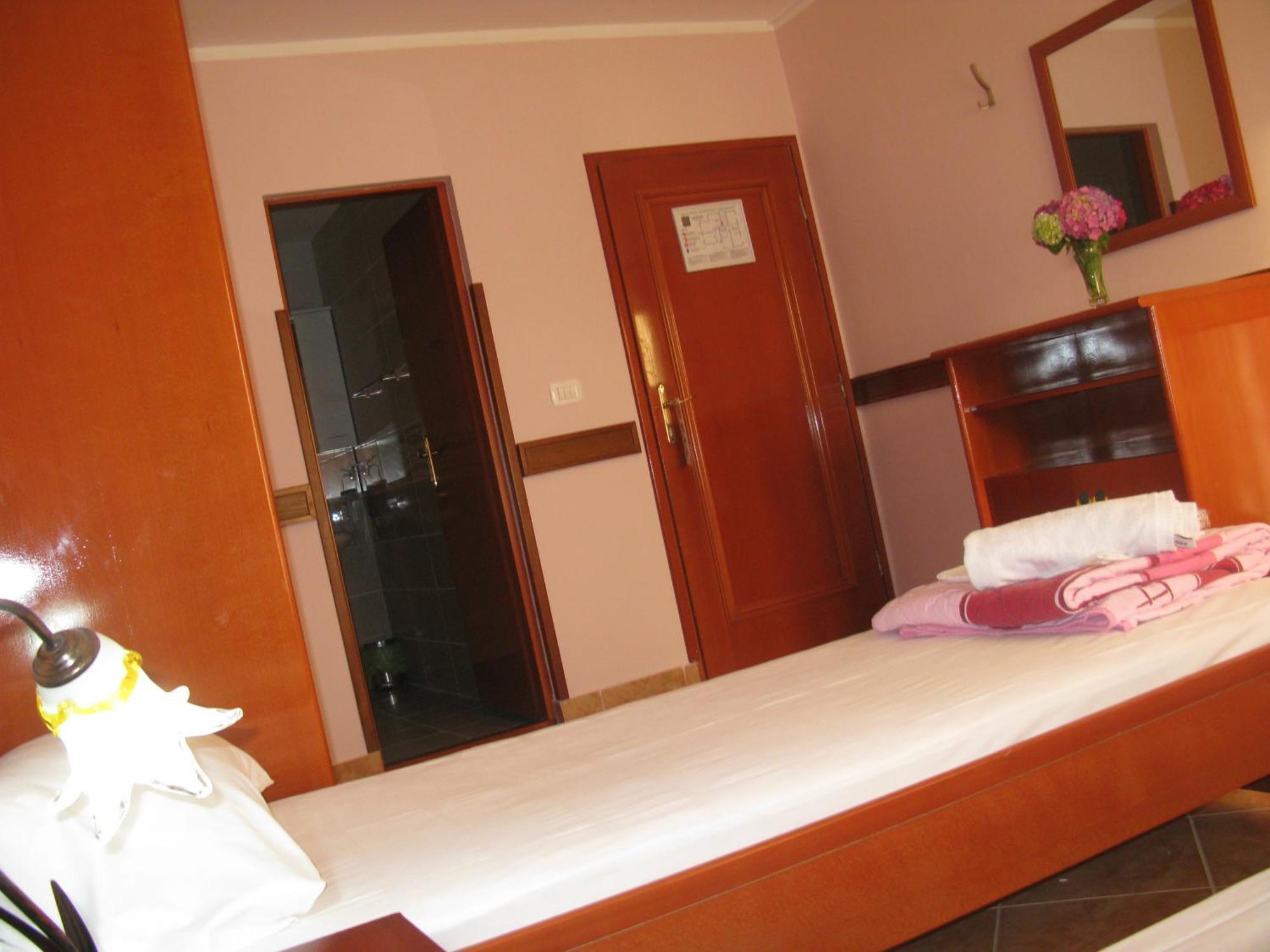 Garni Hotel Koral Budva Rum bild
