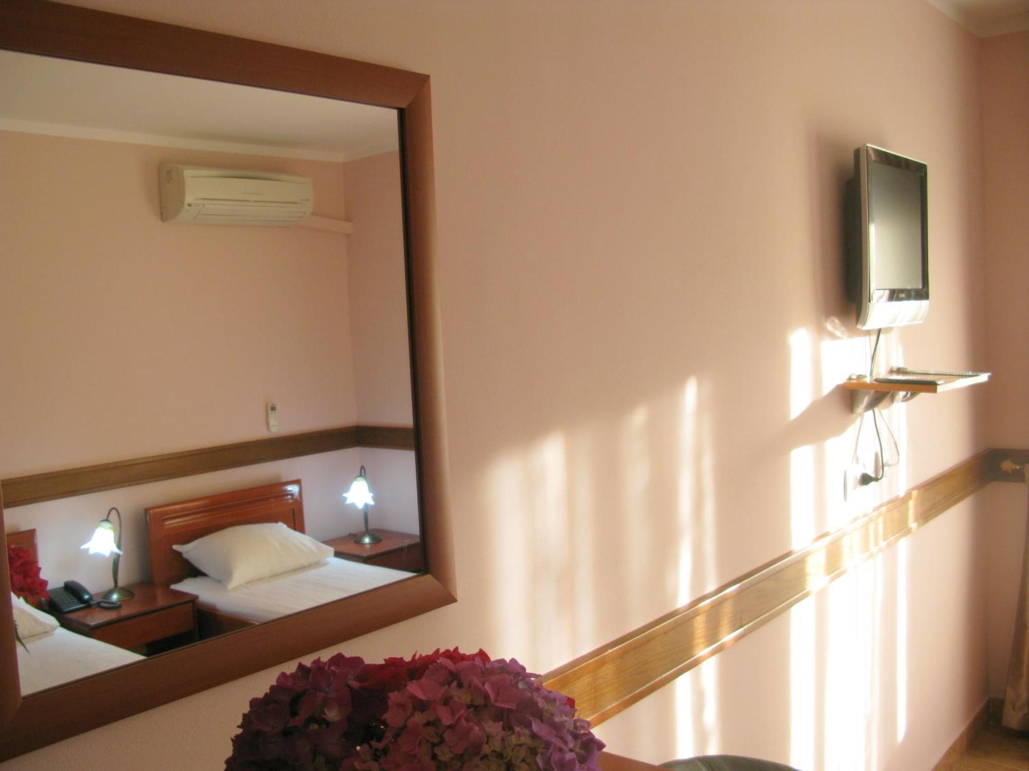 Garni Hotel Koral Budva Rum bild